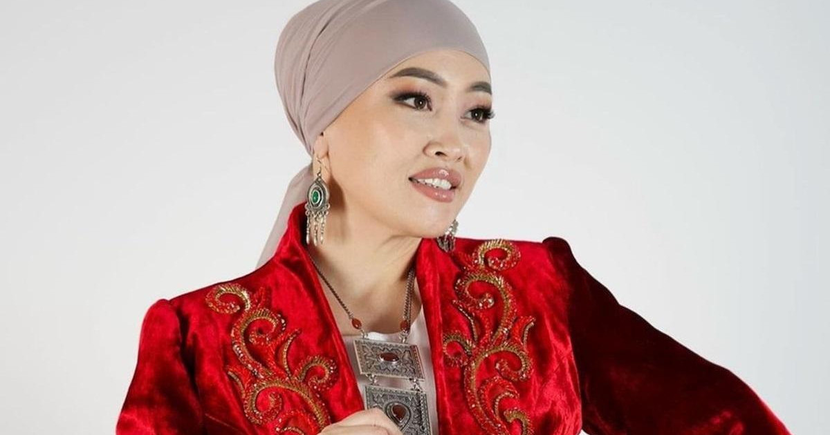 Шұлықтардағы, колготкидегі және юбкадағы жас сексуалды аққұбалар