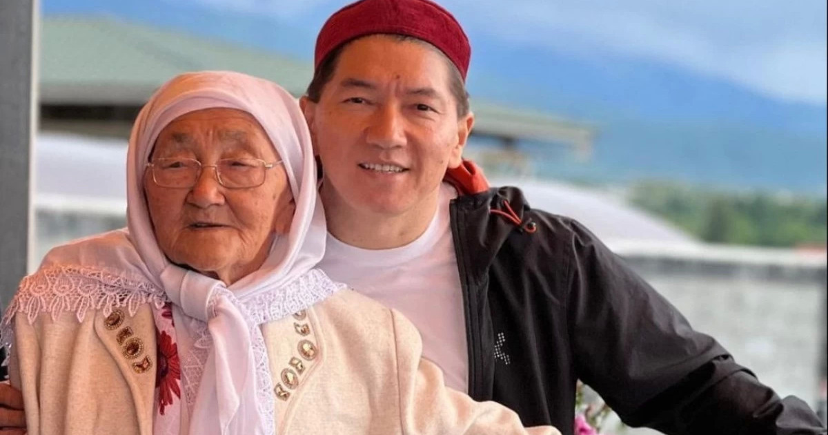 «Мені зарықтырмай, немеремді үйлендіріңдер»: Сәкен Майғазиев анасының тілегін жеткізді