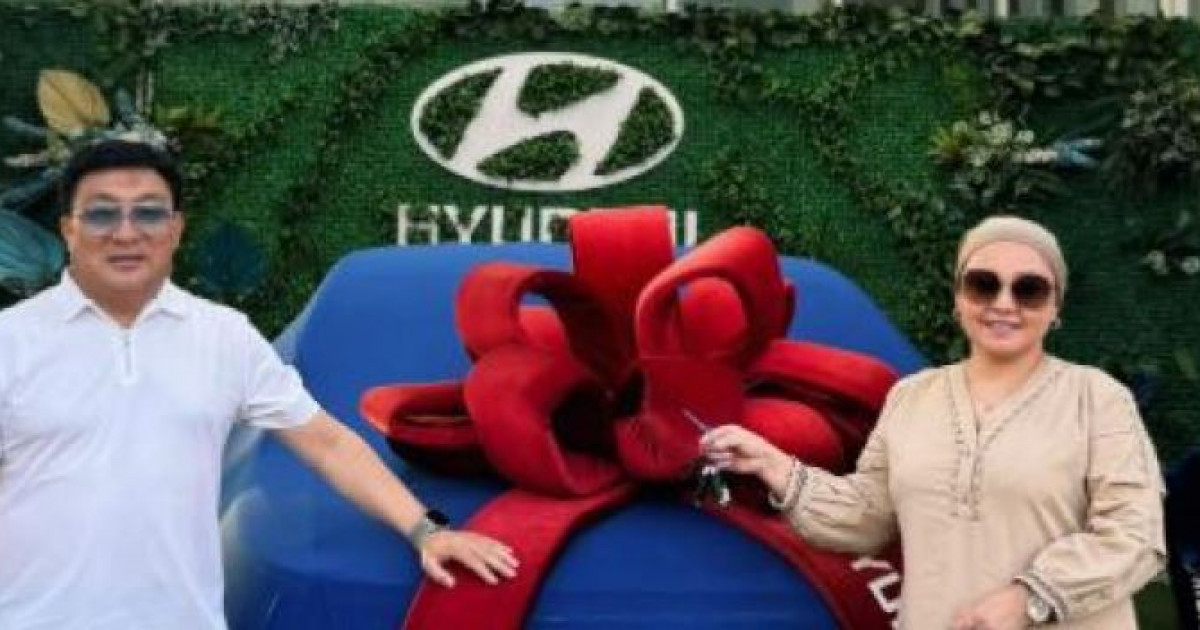 Әнші Тоқтар Серіков Бейбіт Сейдуалиеваға көлік сыйлады