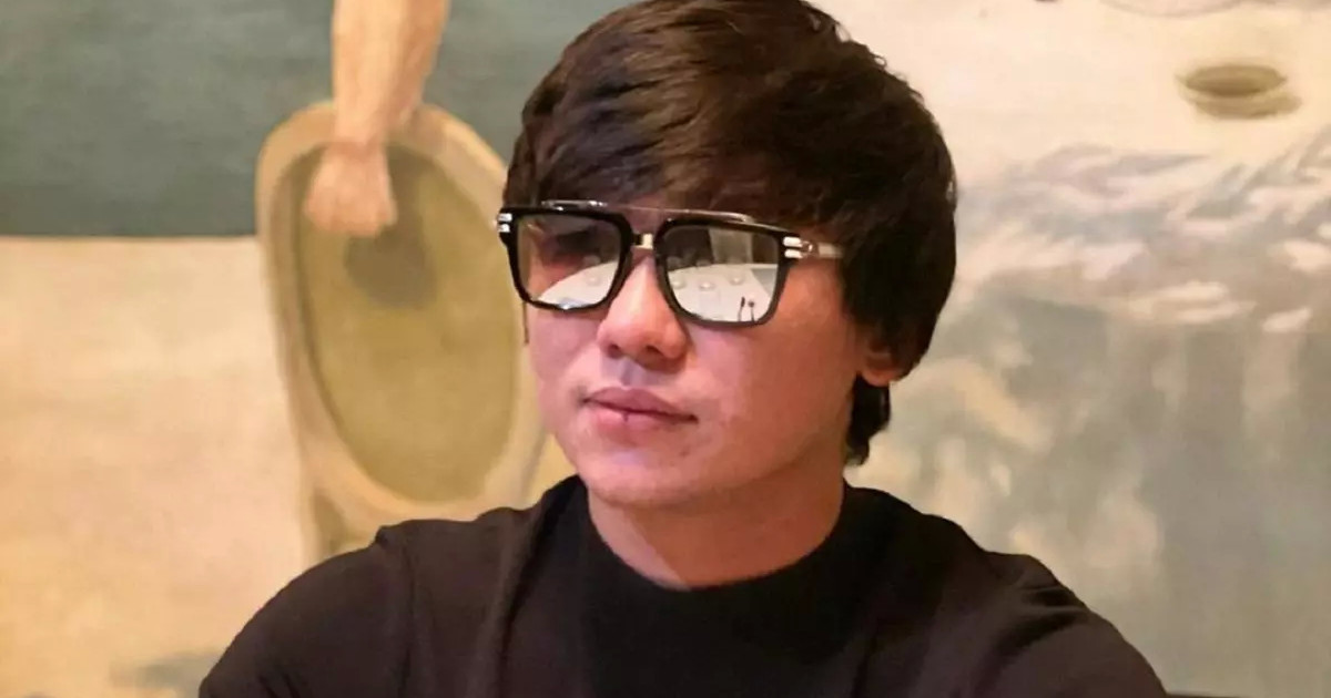 Олар бетінде қырынбаған кискамен отырады Олар бетінде қырынбаған кискамен отырады