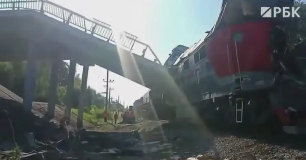 Ресейде пойыз үстіне көпір құлап, 66 адам зардап шекті