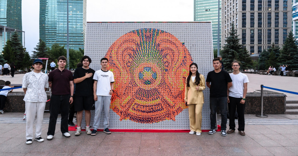 Рубик текшелерінен жасалған Елтаңба: «Жастар рухы» Астана төрінде Мемлекеттік рәміздер күніне арналған патриоттық акция өткізді