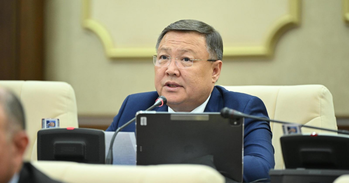 Робин Гуд порно фильміндегі Анисса Кейт Бөксесіне тығынмен серуендеген сурет