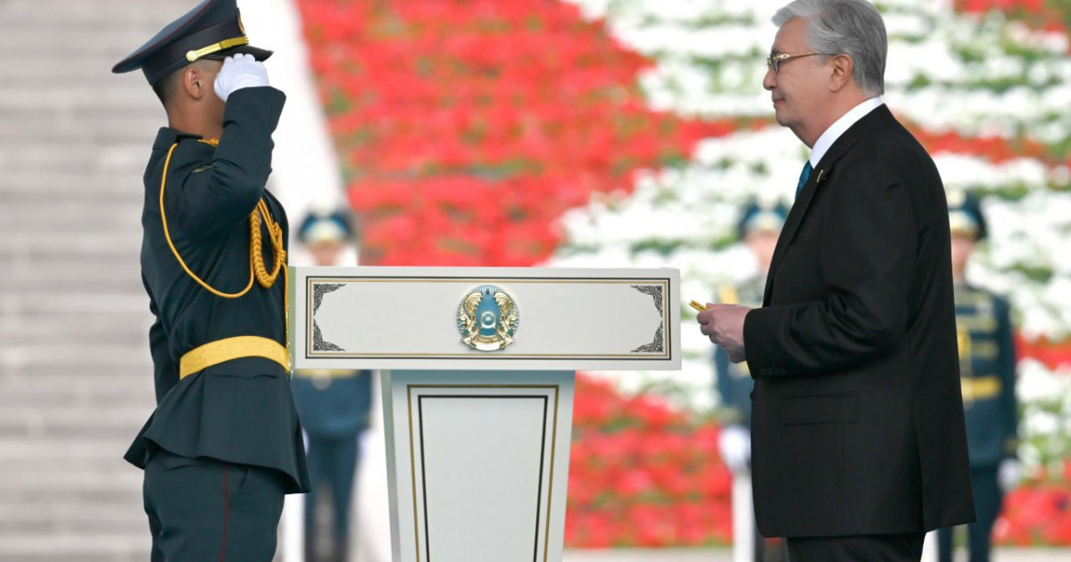 Үздік түлектер Президенттен офицерлік шен алды