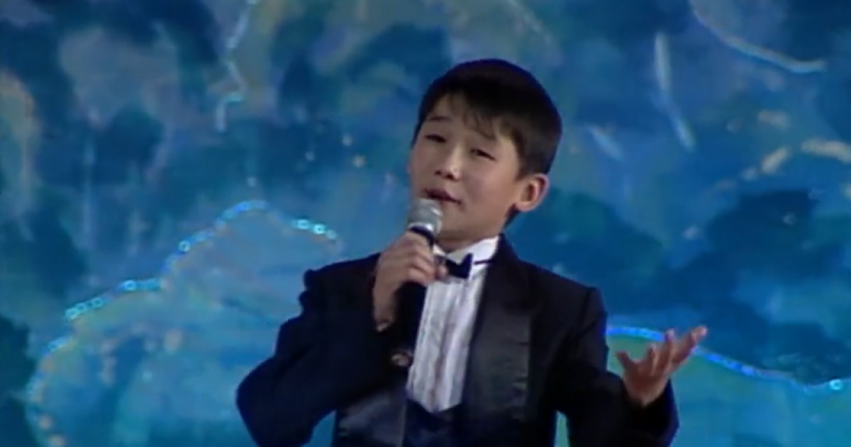 «5-cыныпта оқиды»: Қайрат Нұртастың бала кезде сахнада ән айтқан видеосы жарияланды