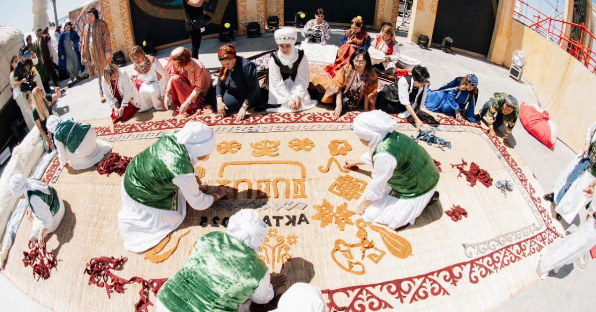 Ақтауда 11 елдің қолөнер шебері мәдени астана жылына арнап текемет басты