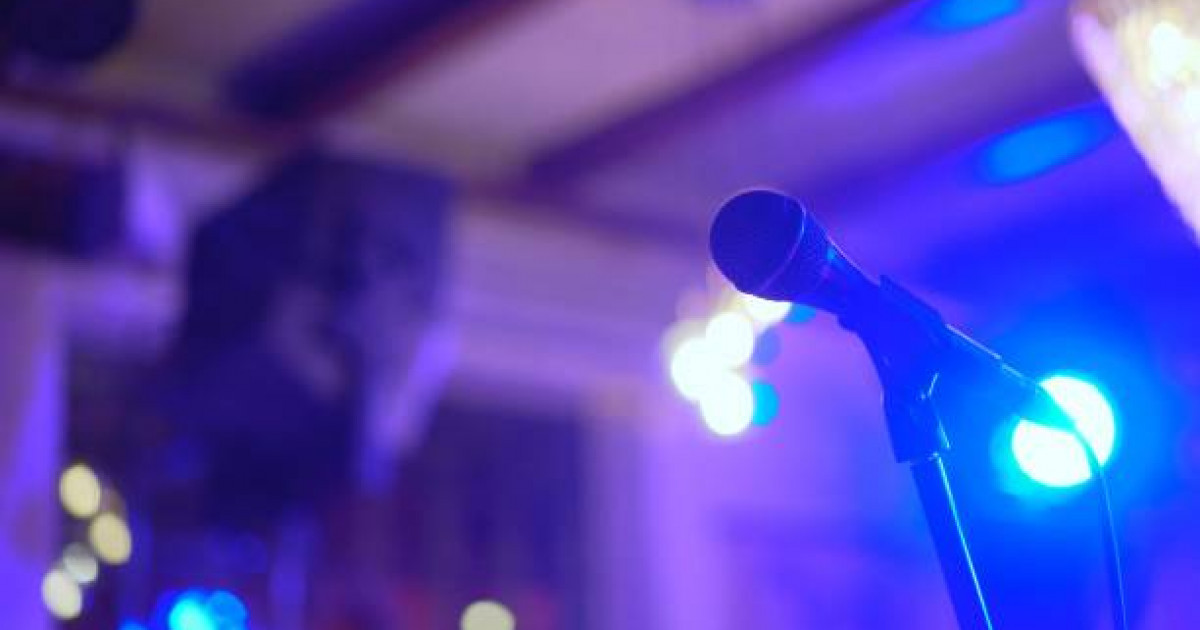 Астанадағы караоке-бардың алдында бірнеше адам жаппай төбелесті