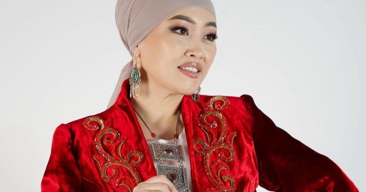 Қыздар түкті кискаларды жалайды