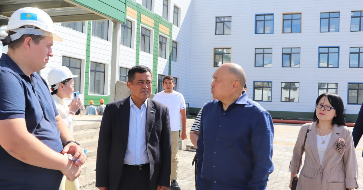 Депутат Ерлан Саиров Өскемендегі жаңа мектептің құрылыс жұмысын тексерді