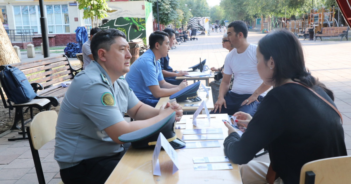 Экономикалық тергеп-тексеру департаментінің қызметкерлері тұрғындармен жүздесті