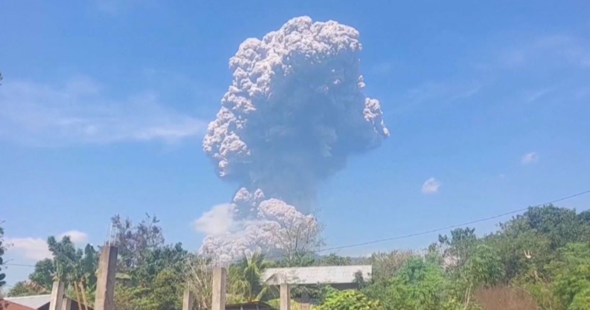 Индонезияда жанартау атқылады