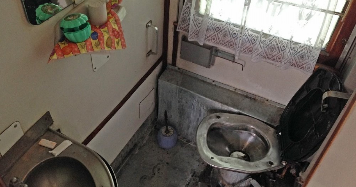 Жас әйел пойызда босанып, сәбиін дәретханаға ағызып жіберген