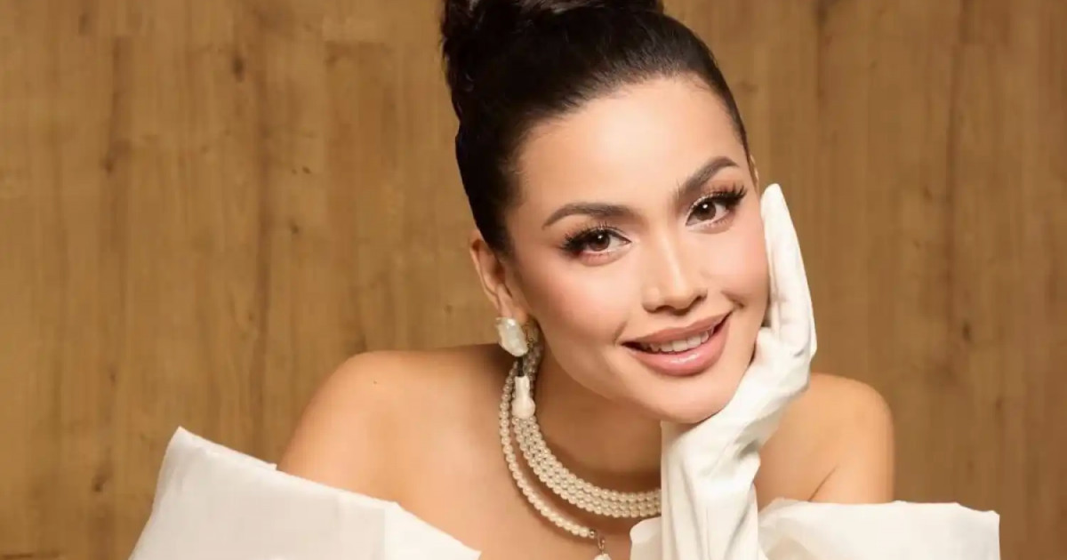 Әнші әнші желіде ән айтып, сексуалдық бейнероликтер түсіреді. Әнші әнші желіде ән айтып, сексуалдық бейнероликтер түсіреді.