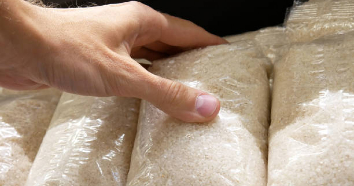 «Қимылдап жатыр»: Magnum дүкеніндегі күріштің арасында құрт жүр (ВИДЕО)