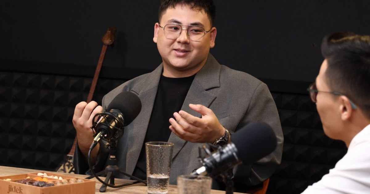 "Әкемнің атынан "-вичті" алып тастадым": танымал әнші тегін ауыстырды