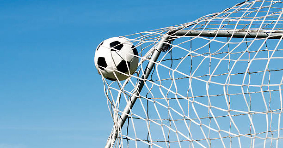 «Жағдайы ауыр»: Астанада 6 жасар қыздың үстіне футбол қақпасы құлады