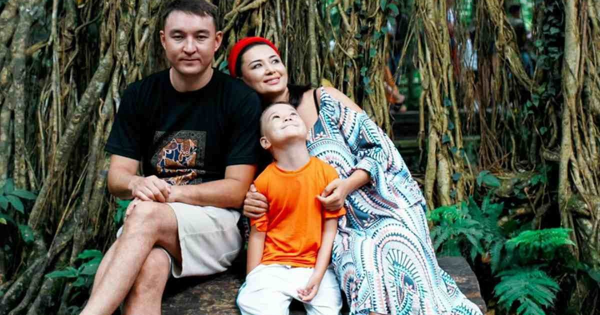 «Жылда қамыс пен судың ортасына келеміз»: Мадина Сәдуақасова отбасылық суреттерін жариялады