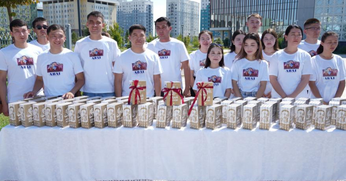 Абайдың 180 жылдығына орай тұрғындарға «Абай жолы» романы таратылды