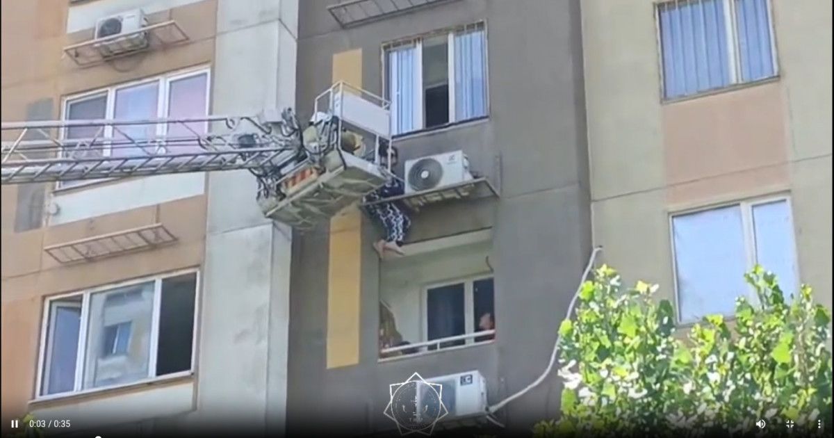 Алматыда 12 қабатты үйдің сыртында әйел ілініп қалды