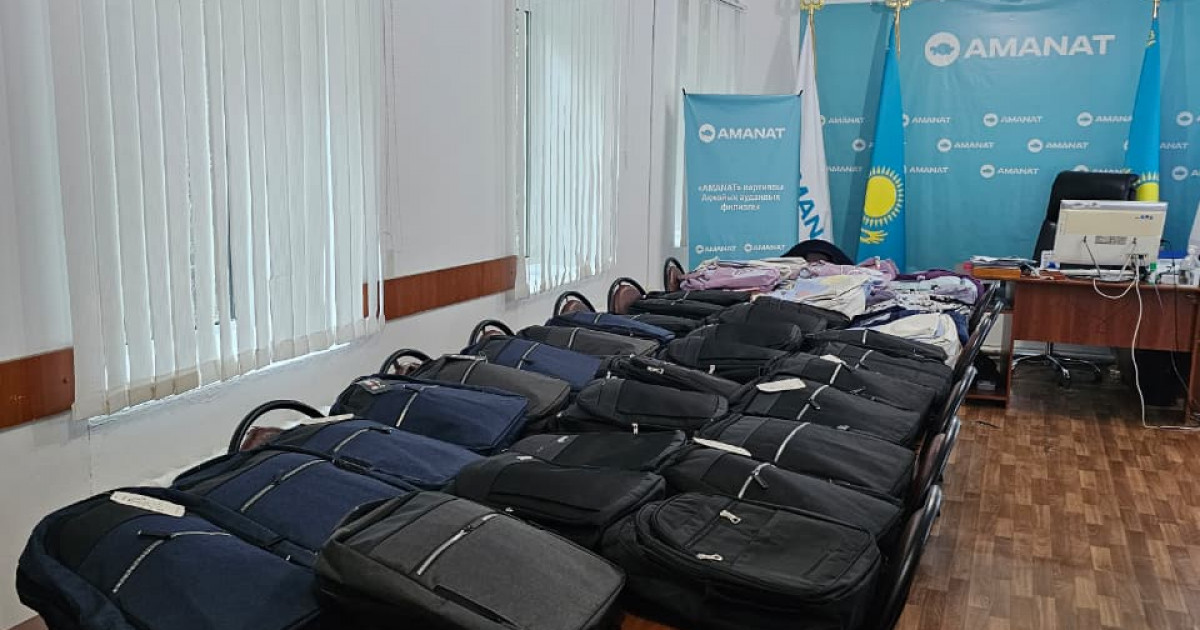 «AMANAT» партиясының аудандық филиалы мектеп оқушыларына сөмкелер сыйлады