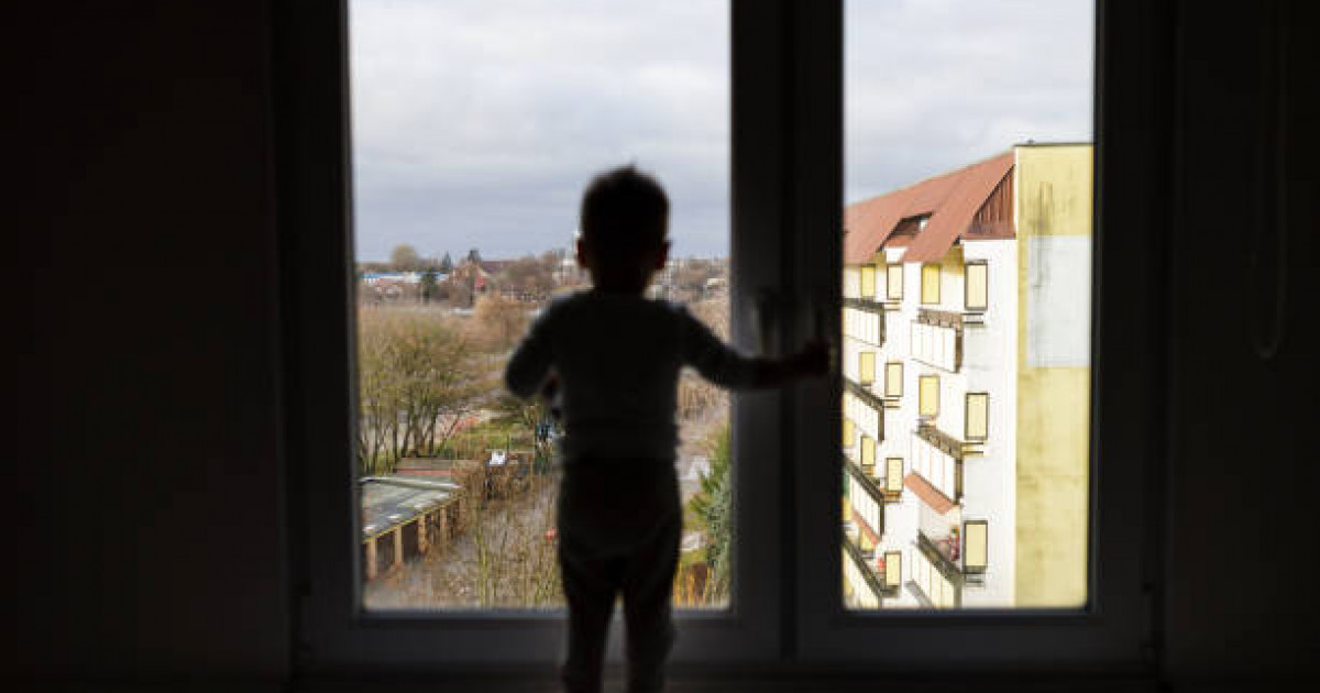 «Ата-анасы болмай, інісіне 7 жастағы ағасы қараған»: Астанада үш жасар бала терезеден құлап, мерт болды