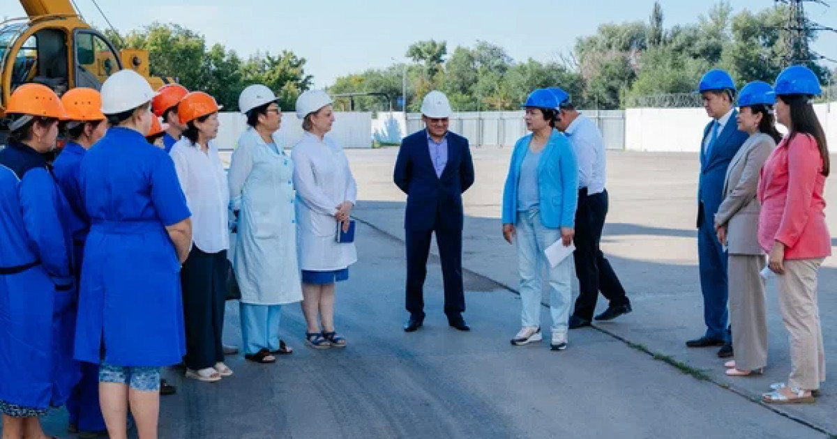 БҚО-да «AMANAT» партиясының хатшысы жұмысшы әйелдермен кездесті