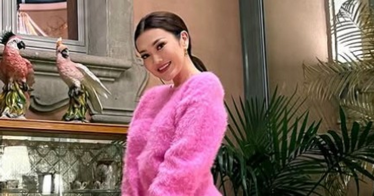 HD форматындағы дөңгелек бөкселері бар фитнес сәбилерімен порно