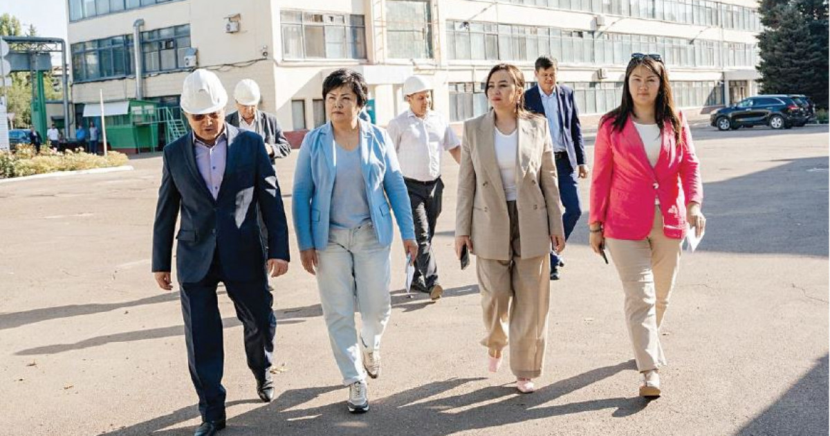 Арқанмен байланған брюнетканың порно видеосы