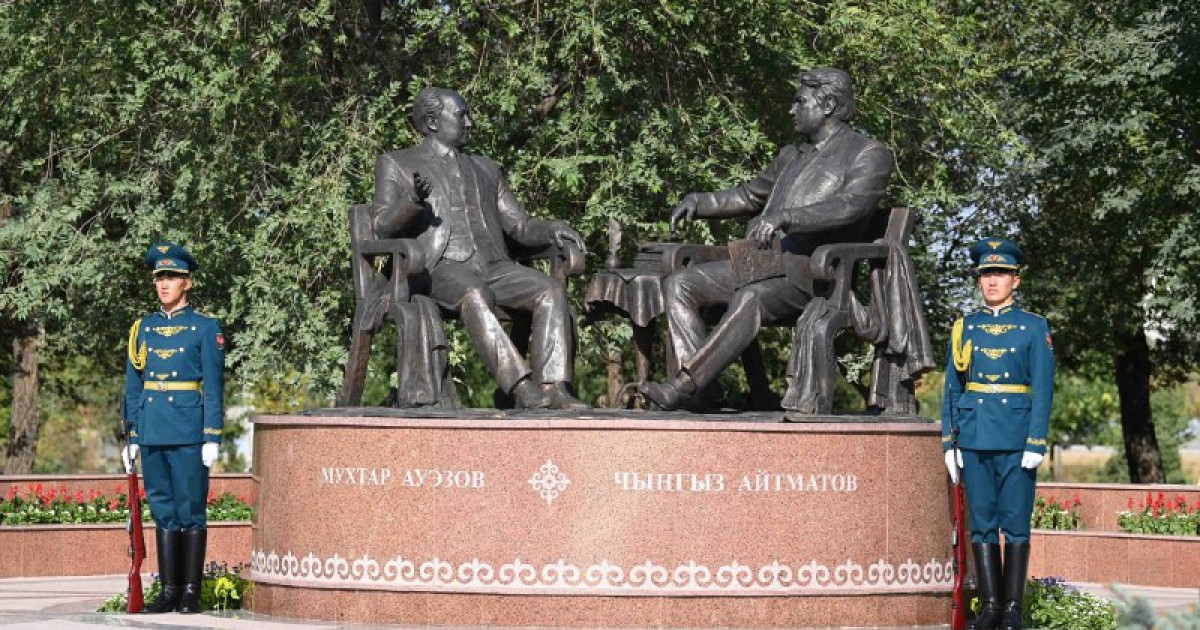 Қасым-Жомарт Тоқаев пен Садыр Жапаров «Достықтың алтын көпірі» ескерткішінің ашылу рәсіміне қатысты