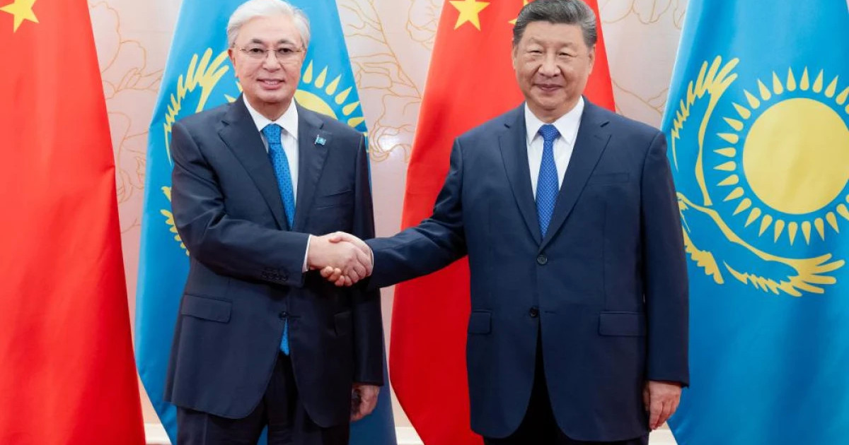 Порно: бірі трахает екіншісін жалайды