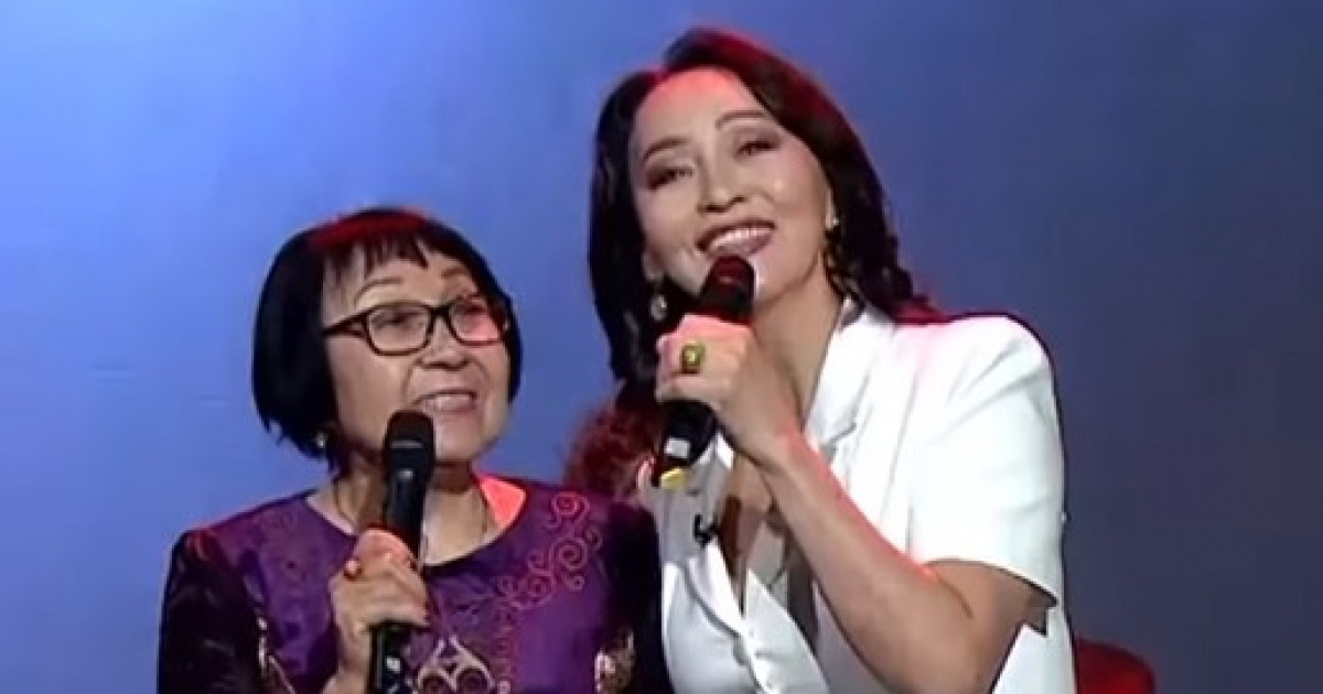 Транс стаканға келіп, оны ішіп алды.