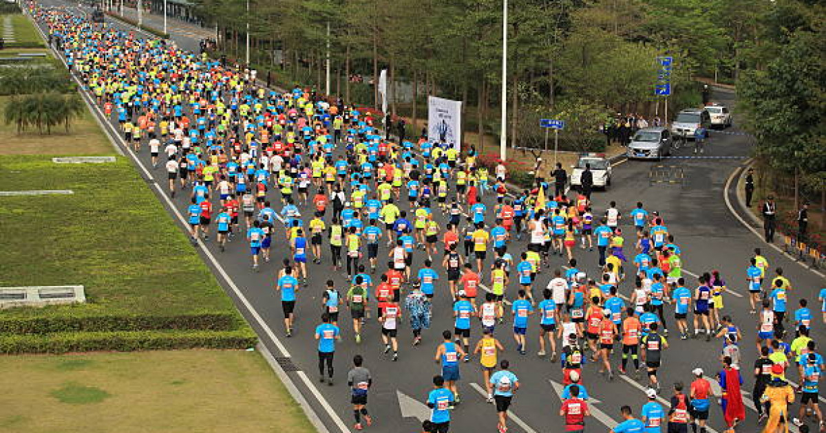 Мас ер адам марафоншыларды  басып озды