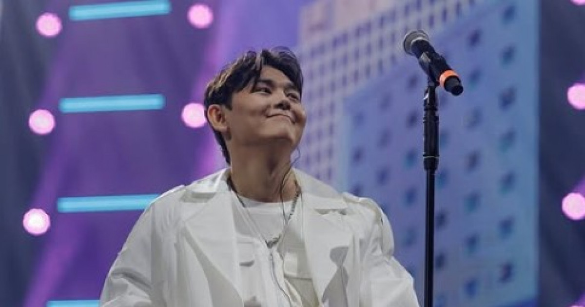 Әнші Садраддин Дженнифер Лопестің концертінде өнер көрсетемін деп  сынға қалды (видео)