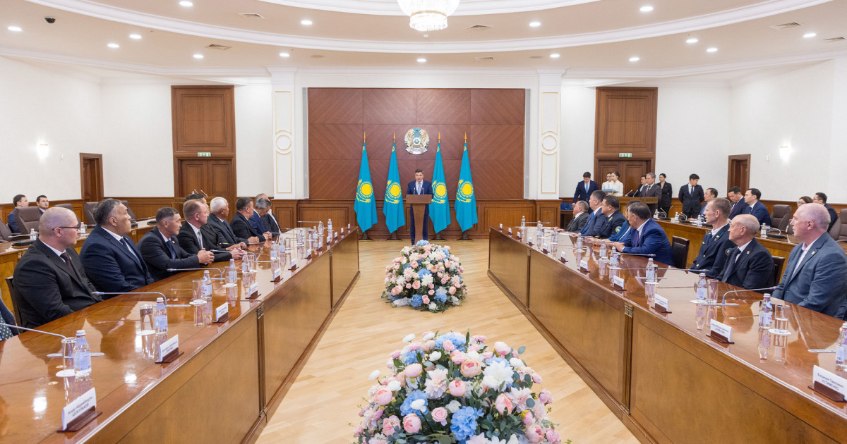Олжас Бектенов көлік саласы қызметкерлеріне мемлекеттік наградаларды табыстады