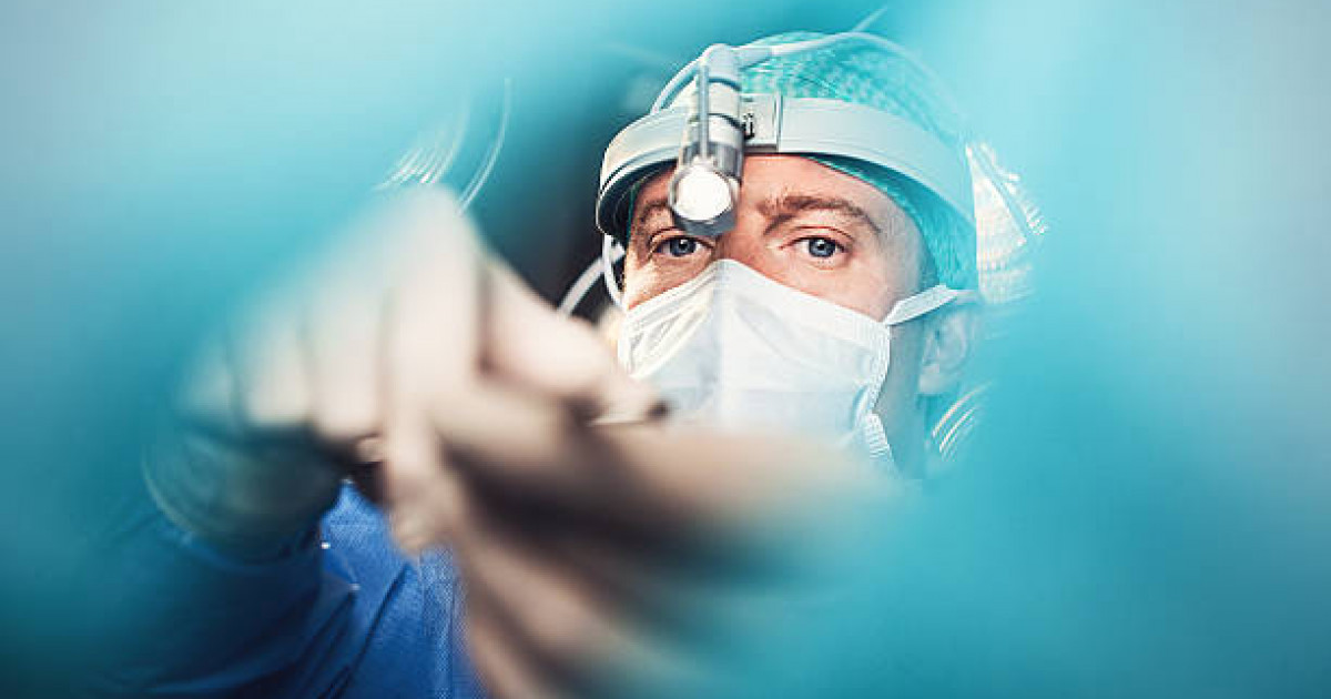 Пластикалық хирург кімдерге ота жасау қауіпті екенін түсіндірді