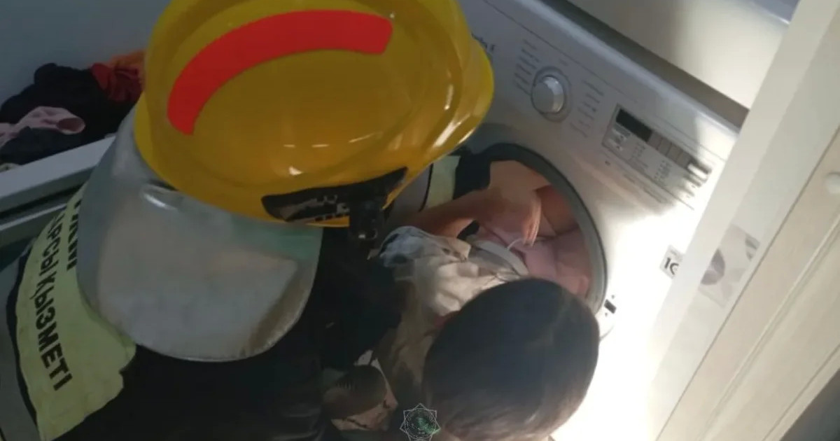 ШҚО-да ойнап жүрген қыз кір жуғыш машинаның ішіне қысылып қалған