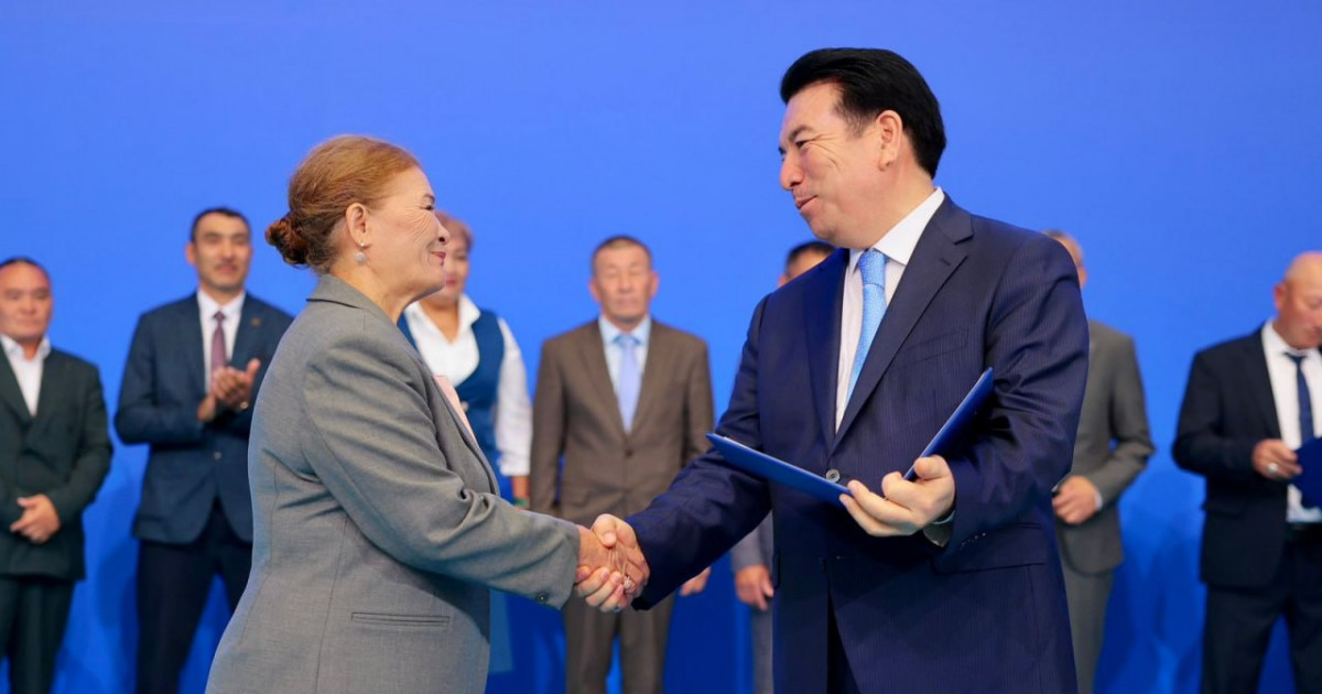 Тамыз конференциясында педагогтермен қатар жұмысшы мамандық иелері де марапатталды