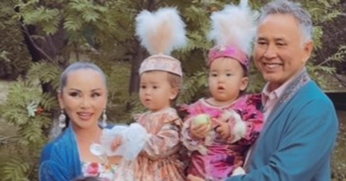 Лесби латексті сатып алу Попоктағы дилдоның порно видеосы