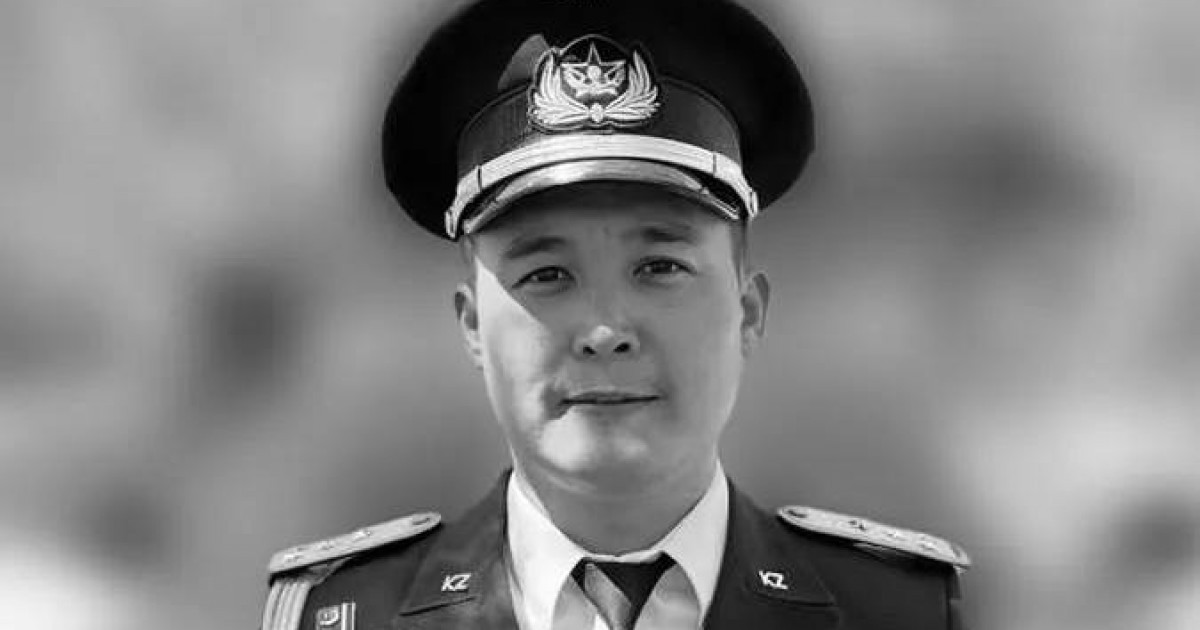 «Жасы небәрі 32-де еді»: Сорбұлақтағы тікұшақ апатынан қаза тапқан майорды туыстары жер қойнына тапсырды