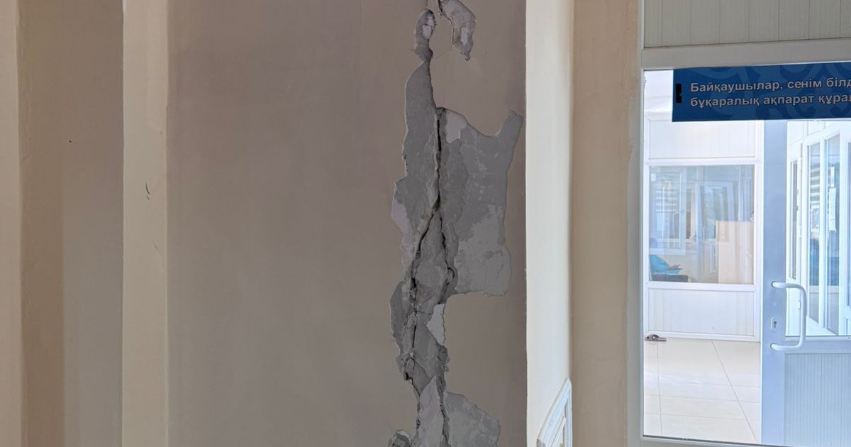 «1000-нан астам оқушы мектепсіз қалды»: Маңғыстаудағы 7 жыл бұрын салынған білім ордасы апатты деп танылды