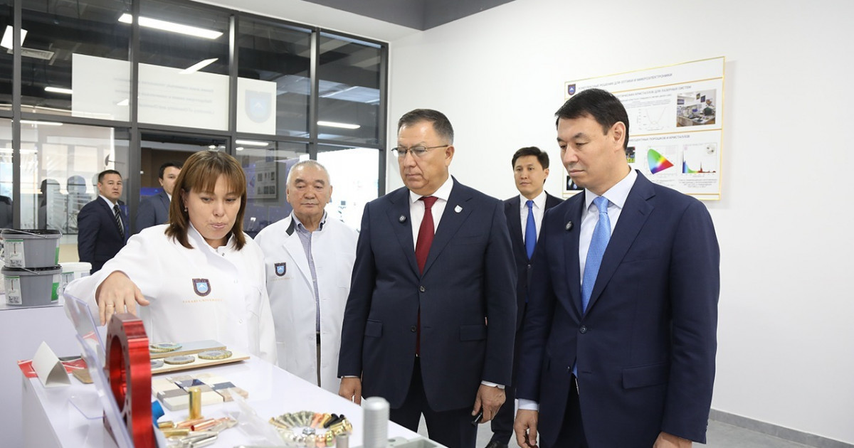 Алматы қаласының әкімі ҚазҰУ-дың ғылыми-зерттеу инфрақұрылымымен танысты