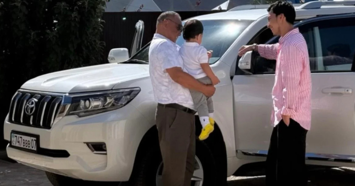 «Алматыдан Оралға жаңа көлікпен»: Ерке Есмахан Раймның әкесіне жасалған қымбат сыйлық жайлы айтты