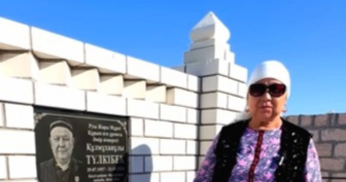 «Ауыр күнә артып алдыңдар!»: Маңғыстауда зират басына қойылған мәрмәр тасты ұрлап кеткен