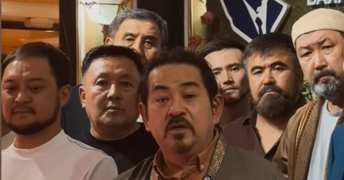 Үлкен сиськи бар жалаңаш қыздың фотосы