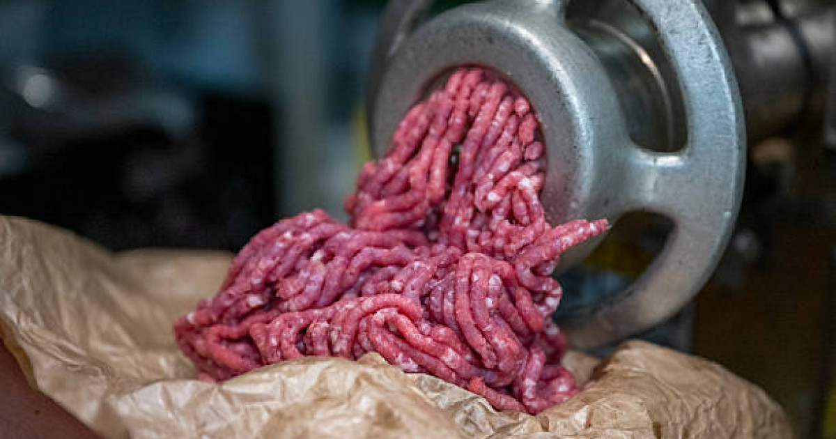 «Білегіне дейін кесіп тастады»: Шымкентте 1 жастағы бала еттартқышпен ойнап, қолынан айырылды