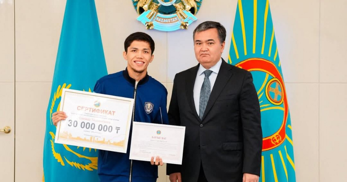 Бокстан әлем чемпионы атанған Санжар Тәшкенбай мен Айбек Оралбайға Астана әкімі 30 миллион теңге берді