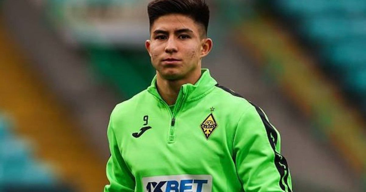 Үстелдің астындағы пизды жалап жатқан фото