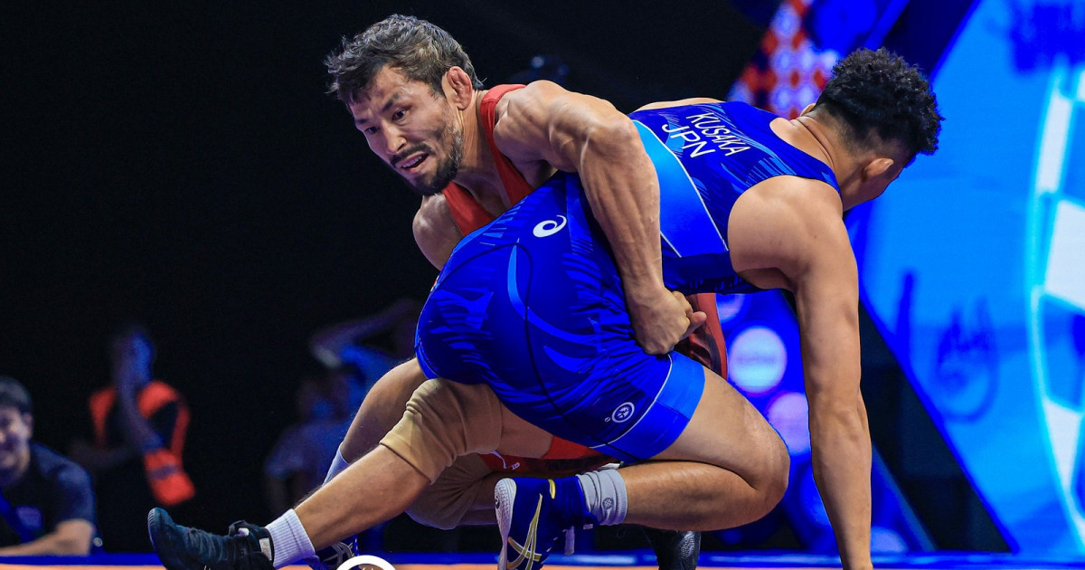 Жігіт пен қыз бір-бірін жақсы көреді