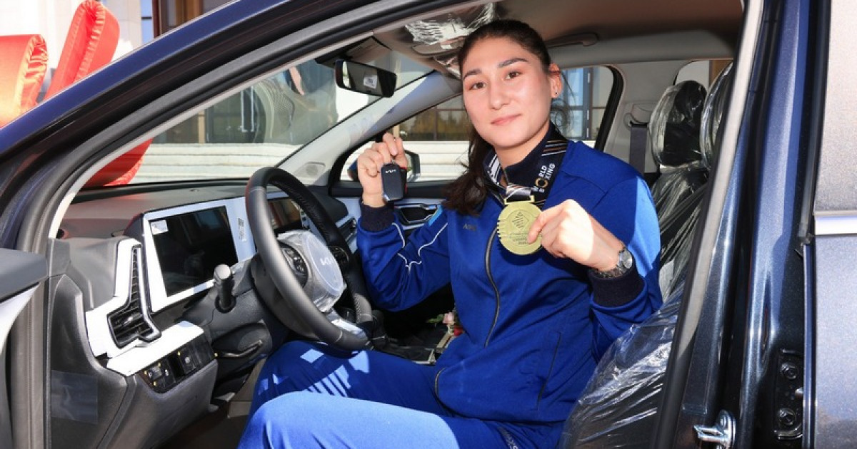 Қарағандыда екі дүркін әлем чемпионы Аида Әбікееваға қымбат көліктің кілтін табыстады