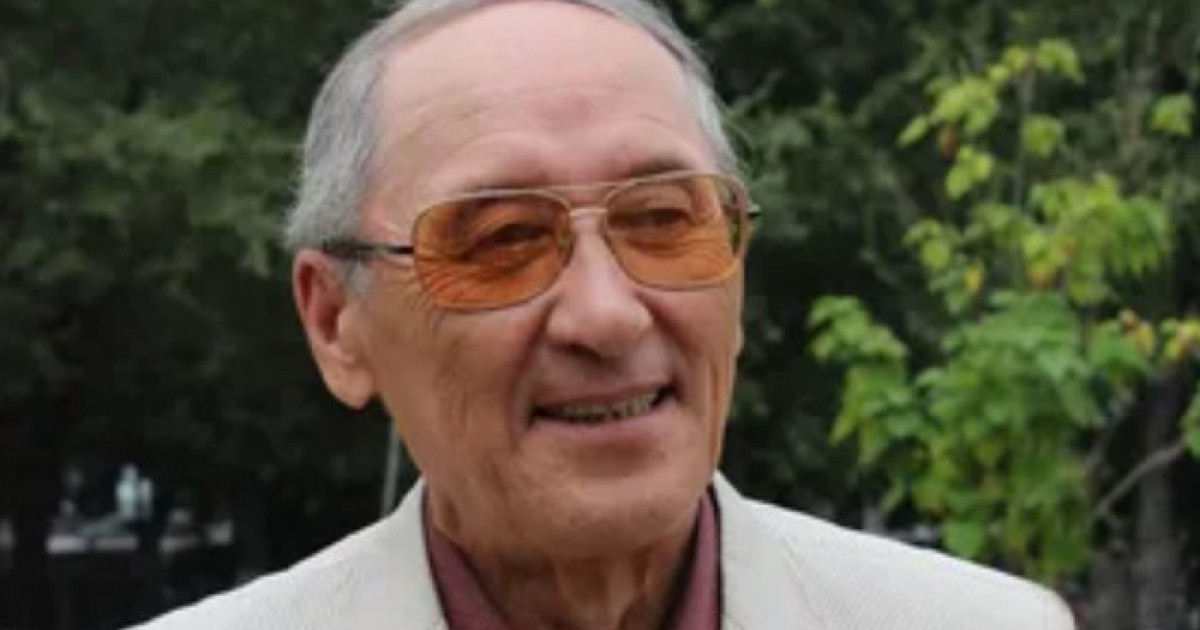 Автобуста бір қызды сипалап жүр